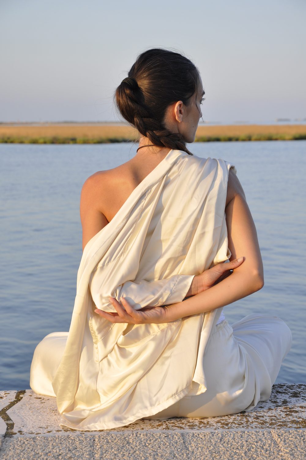 Lynn seduta in meditazione davanti all'acqua